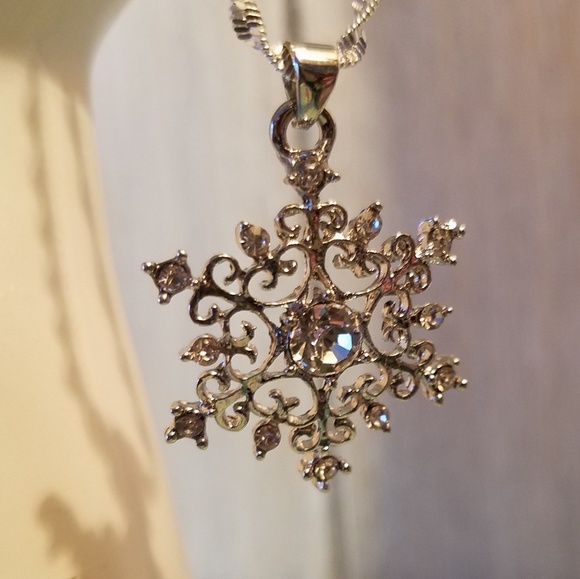 Poshionistas Jewelry - LAST ONE!White topaz & sterling snowflake necklace